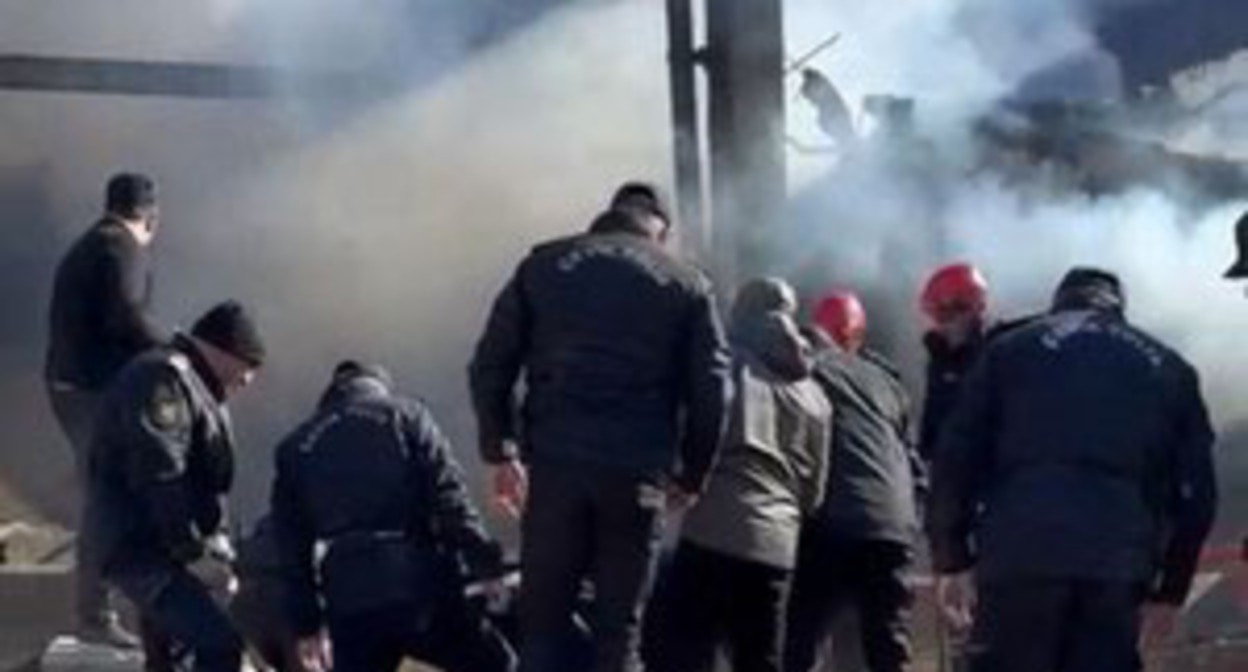 На месте пожара в мебельном цеху в Баку. Фото:: МЧС Азербайджана https://www.azerbaycan24.com/ru/wp-content/uploads/nb_imagesru/1705308920-0-950a0dfa-462c-33f9-aa76-8b5ea1c700b7_300.jpeg На месте пожара в мебельном цеху в Баку. Фото:: МЧС Азербайджана https://www.azerbaycan24.com/ru/wp-content/uploads/nb_imagesru/1705308920-0-950a0dfa-462c-33f9-aa76-8b5ea1c700b7_300.jpeg