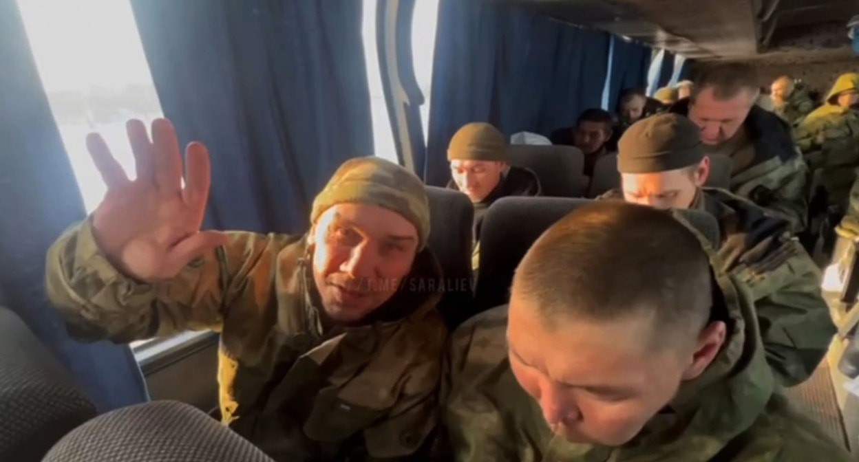 Произведен обмен пленными с Украиной по формуле 195 на 195. Cкриншот видео https://t.me/saraliev/1078 Произведен обмен пленными с Украиной по формуле 195 на 195. Cкриншот видео https://t.me/saraliev/1078
