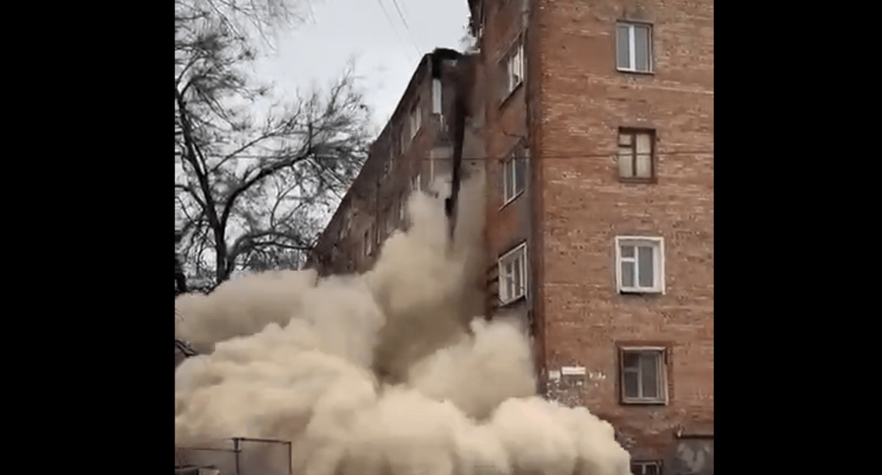 Обрушение подъезда в жилом доме на улице Нариманова. Стоп-кадр видео из Telegram-канала Натальи Оськиной от 28.01.24, https://t.me/OskinaDeputat/1379 Обрушение подъезда в жилом доме на улице Нариманова. Стоп-кадр видео из Telegram-канала Натальи Оськиной от 28.01.24, https://t.me/OskinaDeputat/1379