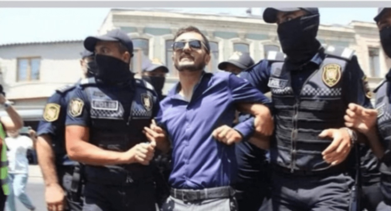 Задержание Эльвина Мустафаева. Скриншот фото Turan от 11.08.23, https://www.turan.az/ext/news/2023/8/free/Social/ru/7462.htm. Задержание Эльвина Мустафаева. Скриншот фото Turan от 11.08.23, https://www.turan.az/ext/news/2023/8/free/Social/ru/7462.htm.