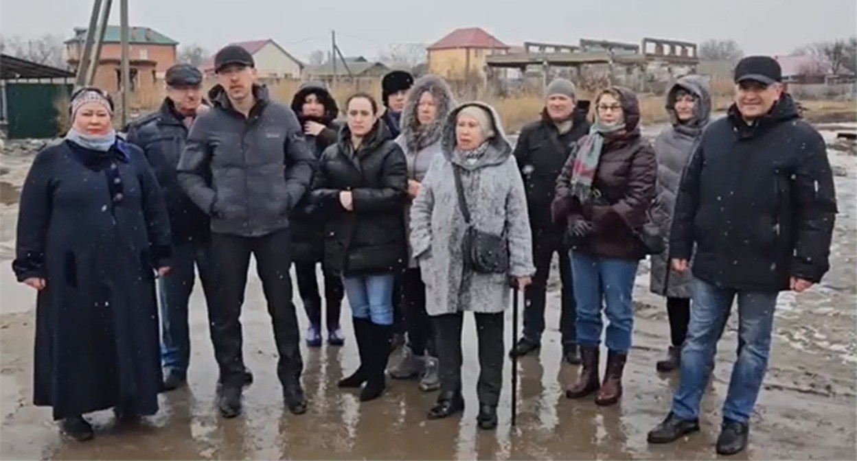 Жители Ленинского района Астрахани записывают видеообращение к президенту России Владимиру Путину. Кадр из видео https://vk.com/wall368809974_3431 Жители Ленинского района Астрахани записывают видеообращение к президенту России Владимиру Путину. Кадр из видео https://vk.com/wall368809974_3431