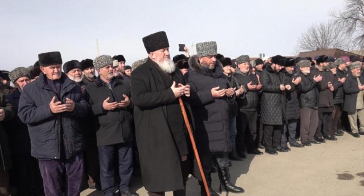 В селе Самашки Ачхой-Мартановского района прошел обряд примирения семей кровников. Фото: "Грозный-Информ" https://www.grozny-inform.ru/news/society/158231/ В селе Самашки Ачхой-Мартановского района прошел обряд примирения семей кровников. Фото: "Грозный-Информ" https://www.grozny-inform.ru/news/society/158231/