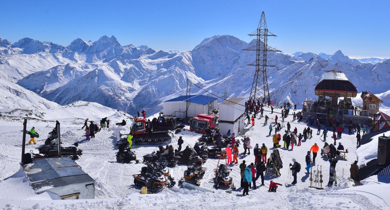 Курорт "Эльбрус". Фото: https://pravitelstvo.kbr.ru/news/kurort-elbrus-gotov-k-zimnemu-sezonu.html Курорт "Эльбрус". Фото: https://pravitelstvo.kbr.ru/news/kurort-elbrus-gotov-k-zimnemu-sezonu.html