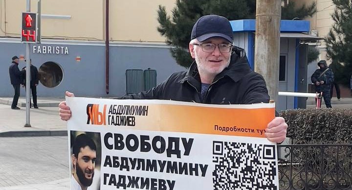 Магомед Магомедов в одиночном пикете. Махачкала, 5 февраля 2024 года. Фото: Телеграм канал "Черновик" Магомед Магомедов в одиночном пикете. Махачкала, 5 февраля 2024 года. Фото: Телеграм канал "Черновик"