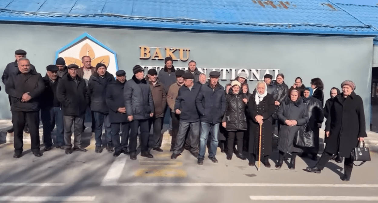 Акция протеста у табачной фабрики в Баку. Стоп-кадр видео Azad Media от 05.02.24, https://youtu.be/TlTAcaZcijM Акция протеста у табачной фабрики в Баку. Стоп-кадр видео Azad Media от 05.02.24, https://youtu.be/TlTAcaZcijM