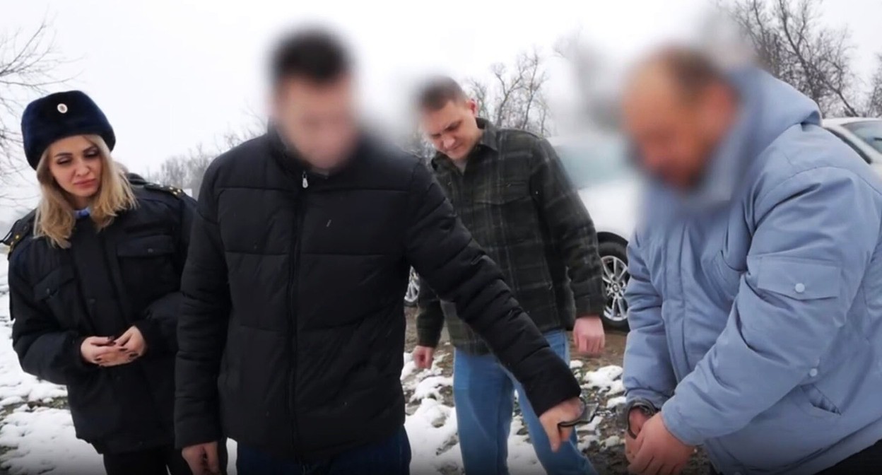 Человек (справа), стрелявший в Ивана Карпенко дает показания. Скриншот видео : ГУ МВД по Краснодарскому краю Человек (справа), стрелявший в Ивана Карпенко дает показания. Скриншот видео : ГУ МВД по Краснодарскому краю
