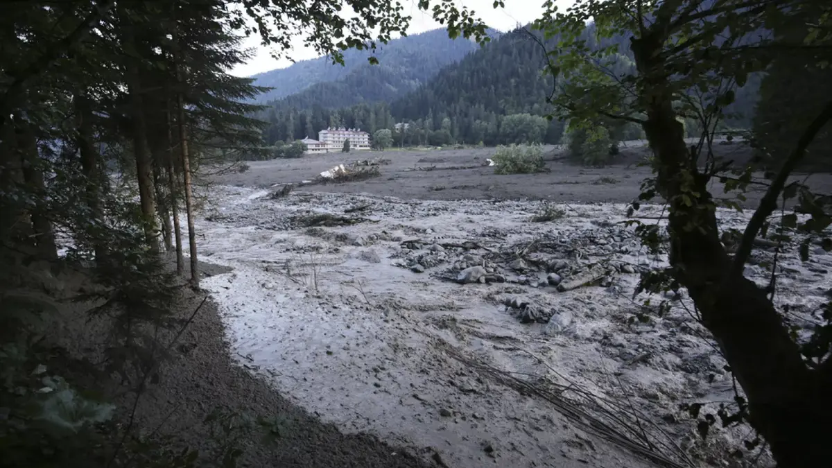 Сход оползня в Грузии. Скриншот видео https://ru.euronews.com/2023/08/05/georgia-landslide Сход оползня в Грузии. Скриншот видео https://ru.euronews.com/2023/08/05/georgia-landslide