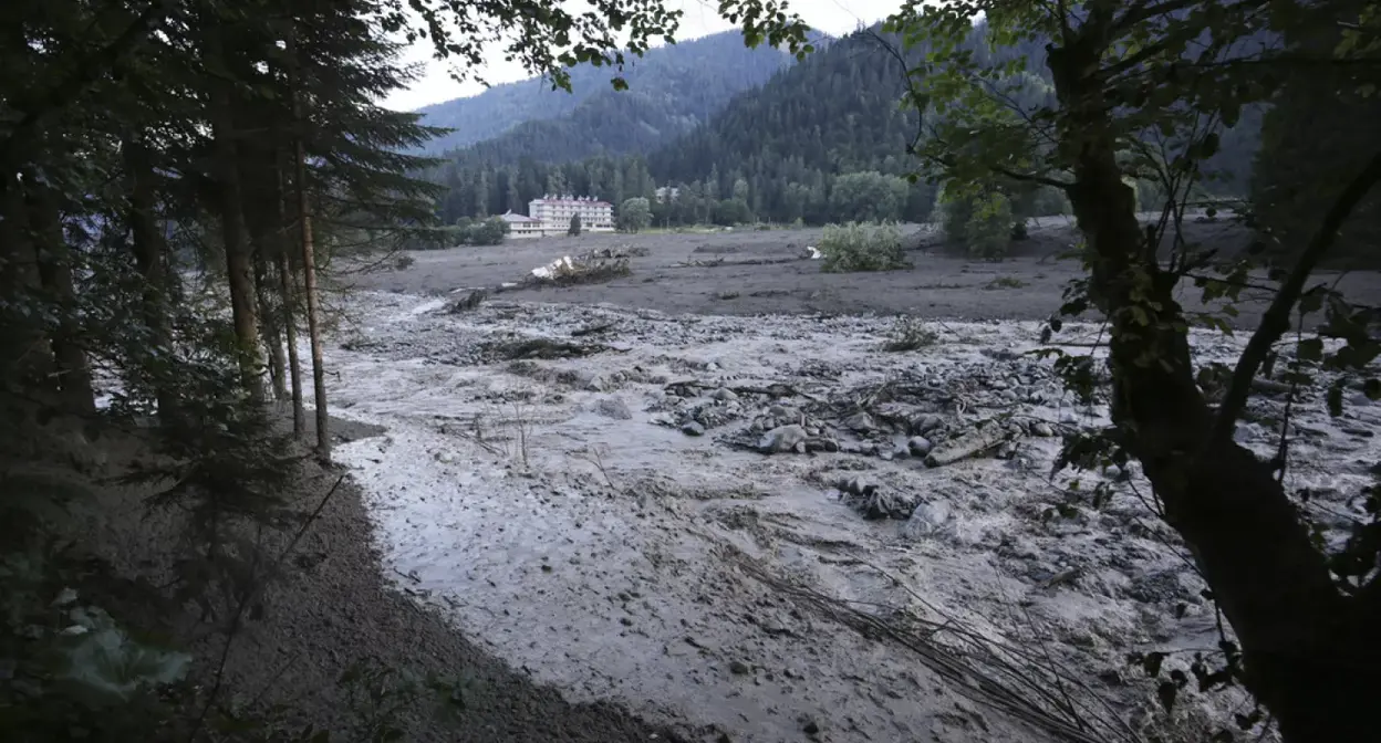 Сход оползня в Грузии. Скриншот видео https://ru.euronews.com/2023/08/05/georgia-landslide Сход оползня в Грузии. Скриншот видео https://ru.euronews.com/2023/08/05/georgia-landslide