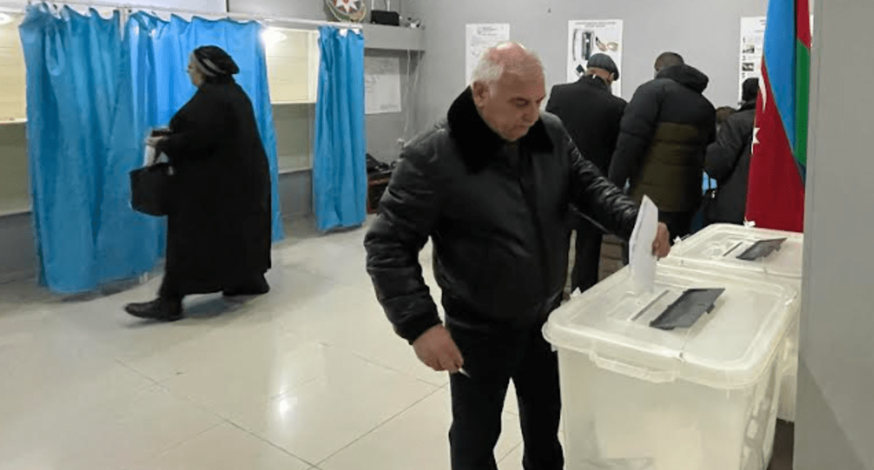 Голосование на одном из участков в Баку. Фото Фаика Меджида для "Кавказского узла". Голосование на одном из участков в Баку. Фото Фаика Меджида для "Кавказского узла".