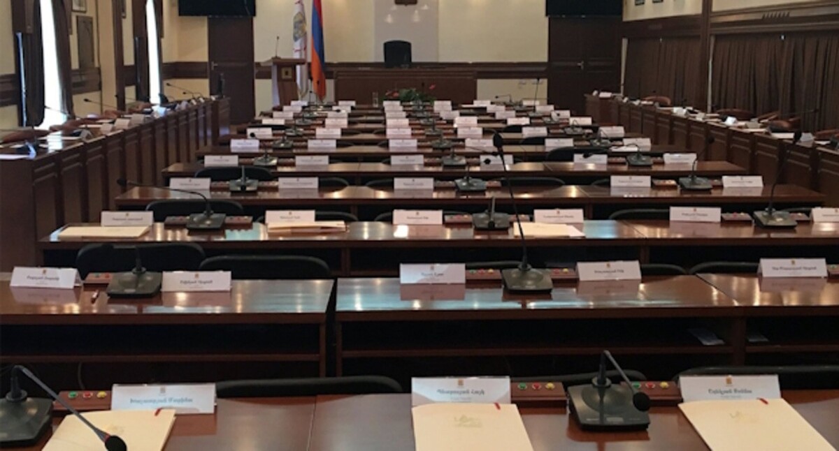 Зал заседаний Совета старейшин, фото: https://www.yerevan.am/ru/avagani/ Зал заседаний Совета старейшин, фото: https://www.yerevan.am/ru/avagani/