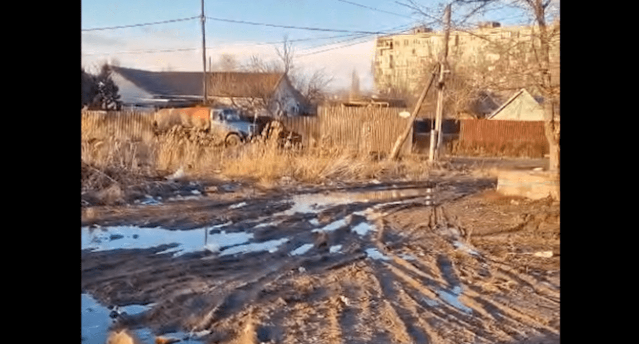 Улица в Ленинском районе Астрахани, стоп-кадр видео, снятого инициативной группой. Улица в Ленинском районе Астрахани, стоп-кадр видео, снятого инициативной группой.