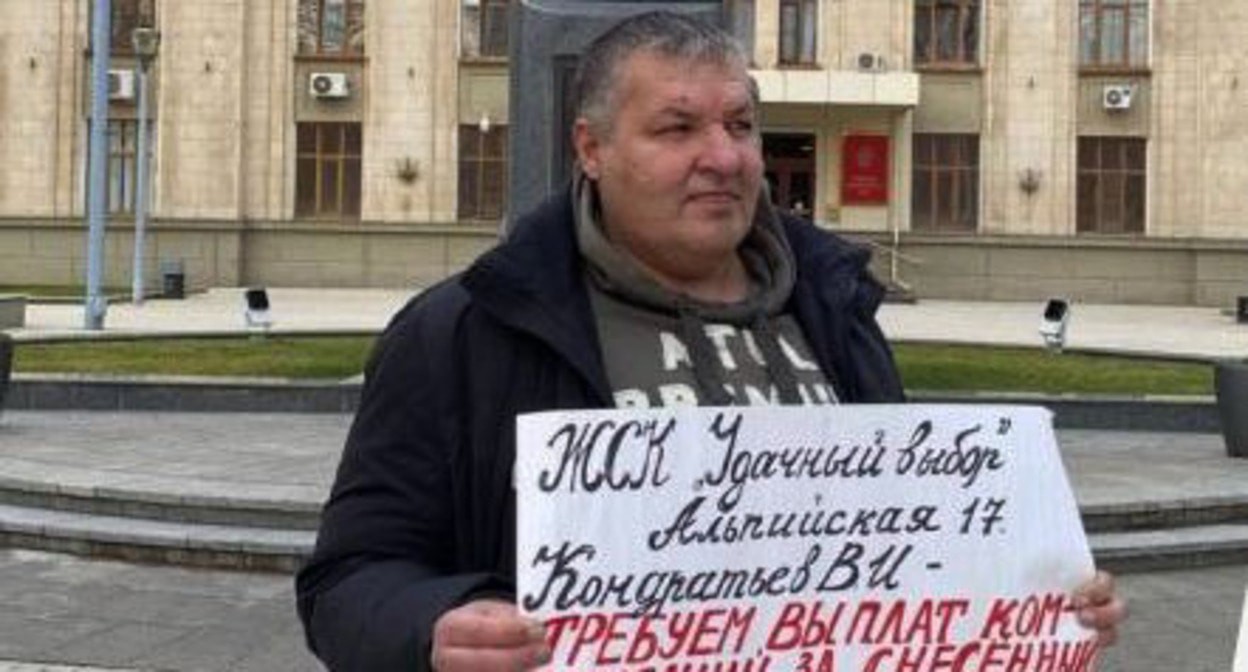 Участник пикет в Краснодаре. 8 февраля 2024 г. Фото: Никита Зырянов / 93.RU Участник пикет в Краснодаре. 8 февраля 2024 г. Фото: Никита Зырянов / 93.RU
