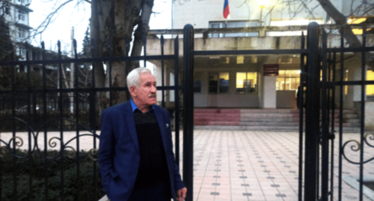 Темирхан Амаханов у здания Дербентского городского суда. 16 марта 2021 года. Фото "Кавказского узла" Темирхан Амаханов у здания Дербентского городского суда. 16 марта 2021 года. Фото "Кавказского узла"