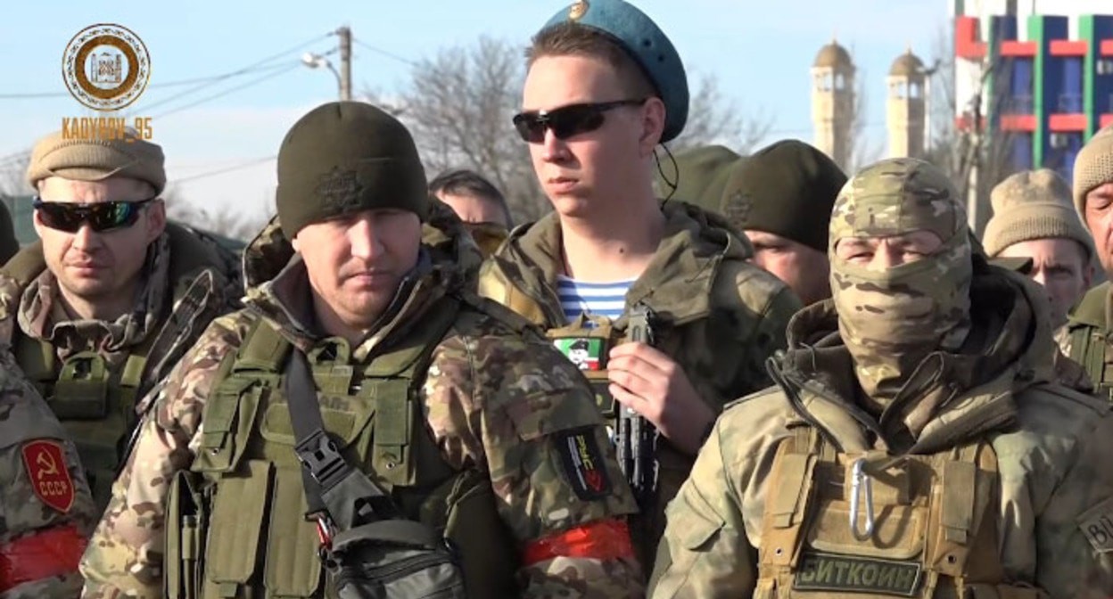Отправка добровольцев на Украину. Скриншот видео https://t.me/RKadyrov_95/4450 Отправка добровольцев на Украину. Скриншот видео https://t.me/RKadyrov_95/4450