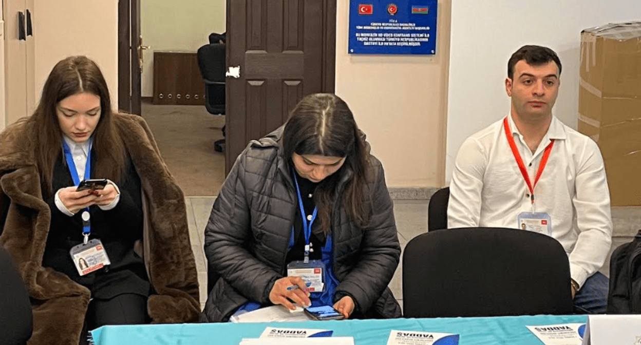 Наблюдатели на одном из участков в Баку. Фото Фаика Меджида для "Кавказского узла". Наблюдатели на одном из участков в Баку. Фото Фаика Меджида для "Кавказского узла".
