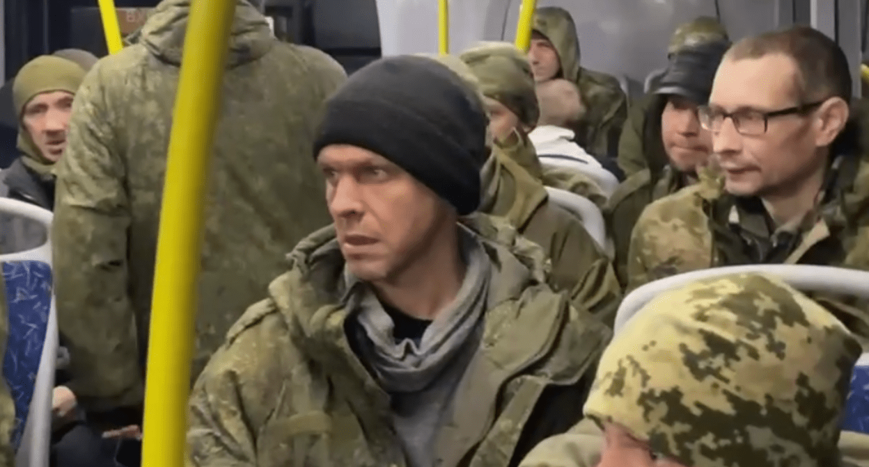 Освобожденные российские военные. Стоп-кадр видео из Telegram-канала Шамсаила Саралиева от 08.02.24, https://t.me/saraliev/1081 Освобожденные российские военные. Стоп-кадр видео из Telegram-канала Шамсаила Саралиева от 08.02.24, https://t.me/saraliev/1081