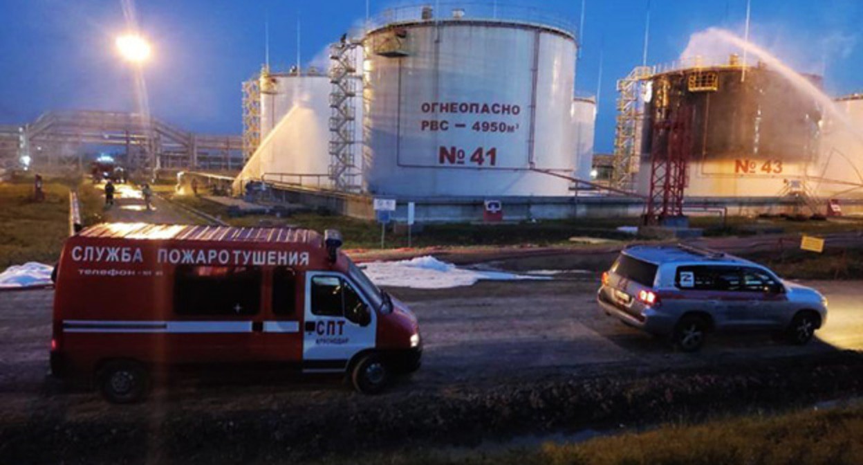 Устранение пожара на территории Ильского нефтеперерабатывающего завода в Краснодарском крае. Фото пресс-службы ГУ МЧС по Краснодарскому краю Устранение пожара на территории Ильского нефтеперерабатывающего завода в Краснодарском крае. Фото пресс-службы ГУ МЧС по Краснодарскому краю