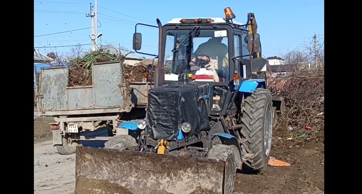 Уборка мусора в Новом переулке в Прохладном. Кадр видео ЦУР Кабардино-Балкарии https://t.me/tsur_07/2378 Уборка мусора в Новом переулке в Прохладном. Кадр видео ЦУР Кабардино-Балкарии https://t.me/tsur_07/2378