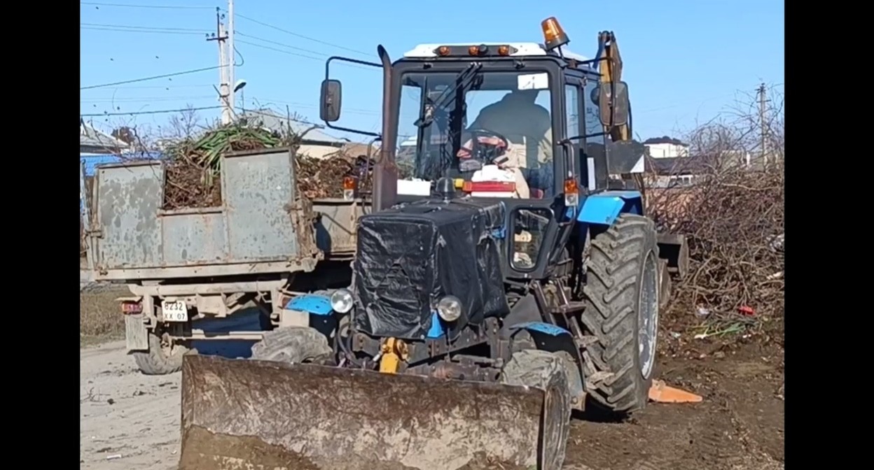 Уборка мусора в Новом переулке в Прохладном. Кадр видео ЦУР Кабардино-Балкарии https://t.me/tsur_07/2378 Уборка мусора в Новом переулке в Прохладном. Кадр видео ЦУР Кабардино-Балкарии https://t.me/tsur_07/2378