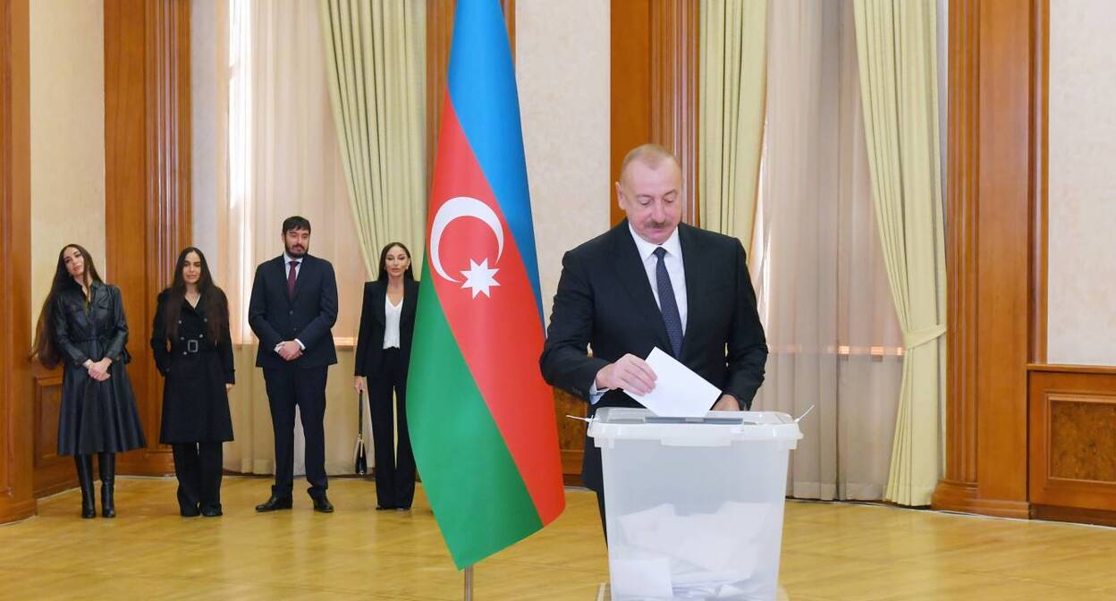 Ильхам Алиев на избирательном участке. 7 февраля 2024 года. Фото https://president.az/az/articles/view/63543 Ильхам Алиев на избирательном участке. 7 февраля 2024 года. Фото https://president.az/az/articles/view/63543