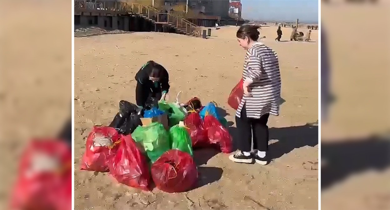 Махачкалинцы очищают пляж от мусора. Кадр из видео https://www.instagram.com/p/C3K6NnJtDLH/ (деятельность компании Meta (владеет Facebook, Instagram и WhatsApp) запрещена в России) Махачкалинцы очищают пляж от мусора. Кадр из видео https://www.instagram.com/p/C3K6NnJtDLH/ (деятельность компании Meta (владеет Facebook, Instagram и WhatsApp) запрещена в России)