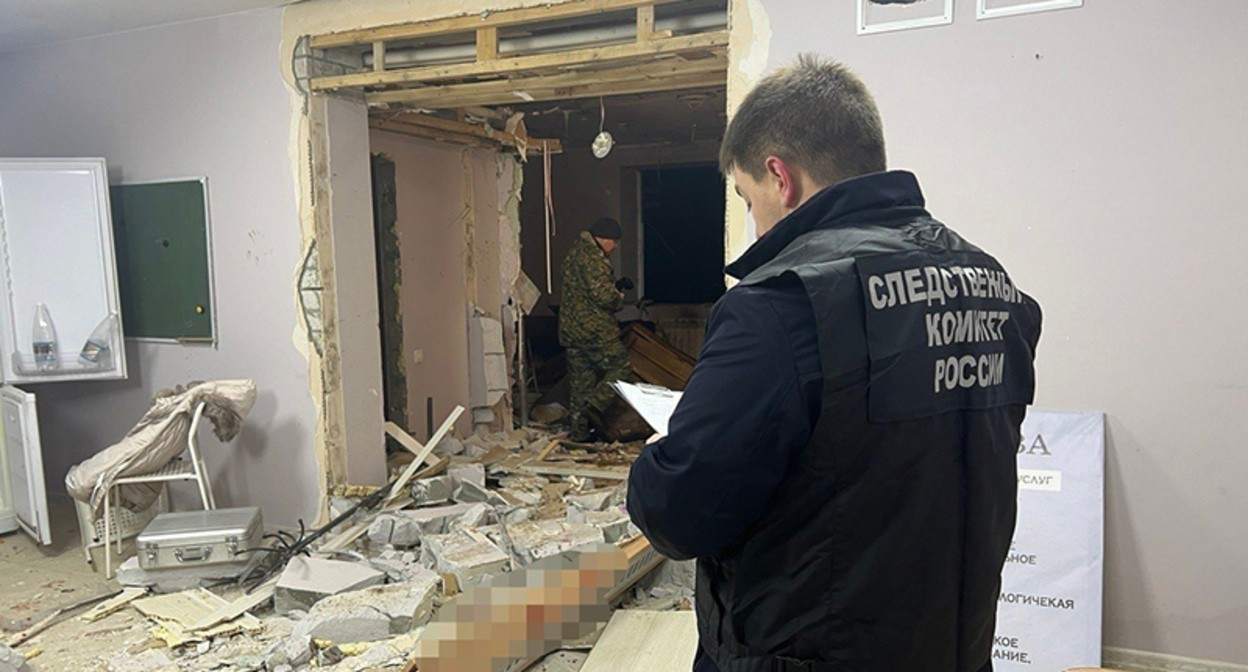 Помещение центра по оказанию психологической помощи в Элисте, в котором произошел взрыв. Фото: пресс-служба следственного управления СКР по Калмыкии https://vk.com/wall-125501180_5101 Помещение центра по оказанию психологической помощи в Элисте, в котором произошел взрыв. Фото: пресс-служба следственного управления СКР по Калмыкии https://vk.com/wall-125501180_5101