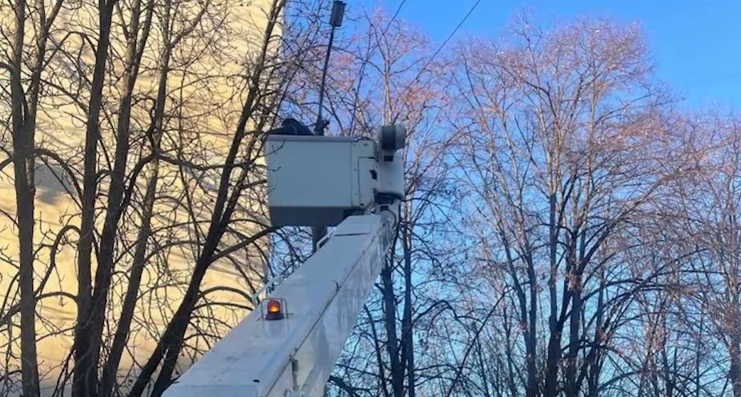 Ремонт сети уличного освещения на улице Чкалова в Нальчике. Кадр видео ЦУР Кабардино-Балкарии https://t.me/tsur_07/2380 Ремонт сети уличного освещения на улице Чкалова в Нальчике. Кадр видео ЦУР Кабардино-Балкарии https://t.me/tsur_07/2380