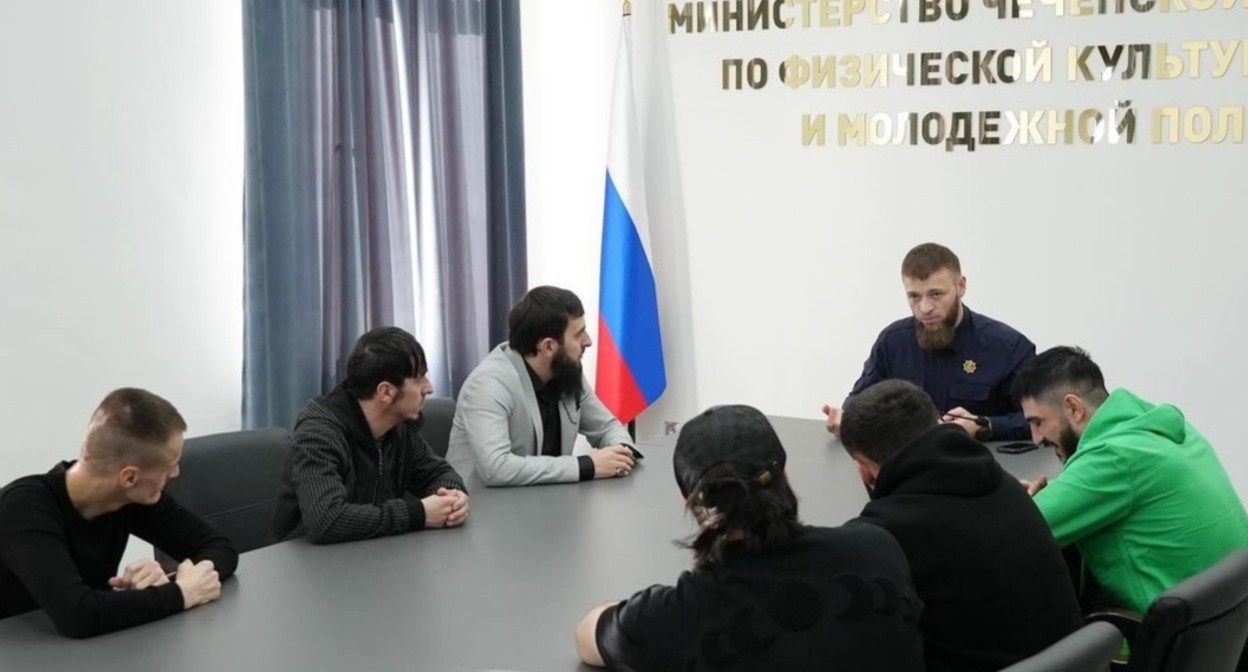 Беседа министра Исы Ибрагимова с блогерами. Фото из Instagram-аккаунта (деятельность компании Meta, которая владеет Instagram, запрещена в России) Исы Ибрагимова. Беседа министра Исы Ибрагимова с блогерами. Фото из Instagram-аккаунта (деятельность компании Meta, которая владеет Instagram, запрещена в России) Исы Ибрагимова.