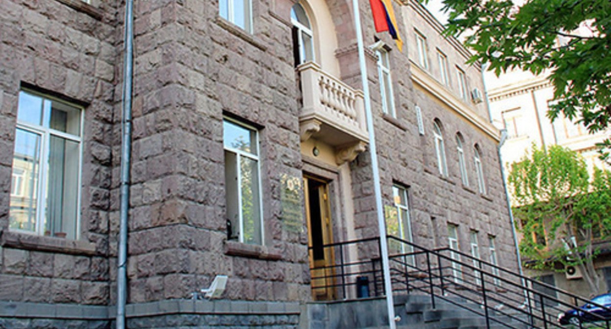 Здание ЦИК Армении. Фото http://www.belta.by/world/view/referendum-o-vnesenii-popravok-v-konstitutsiju-prohodit-v-armenii-172978-2015/?utm_source=twitter&utm_campaign=twi_belta Здание ЦИК Армении. Фото http://www.belta.by/world/view/referendum-o-vnesenii-popravok-v-konstitutsiju-prohodit-v-armenii-172978-2015/?utm_source=twitter&utm_campaign=twi_belta