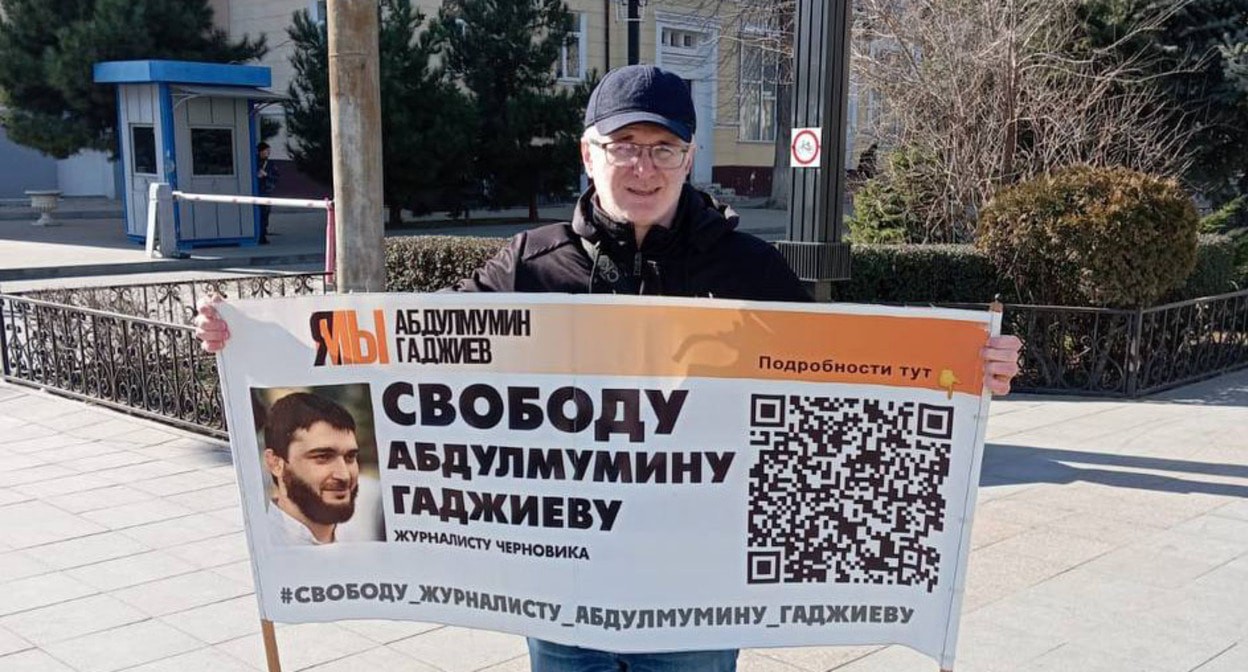 Магомед Магомедов в одиночном пикете. Махачкала, 12 февраля 2024 г. Фото: Телеграм канал "Черновик" Магомед Магомедов в одиночном пикете. Махачкала, 12 февраля 2024 г. Фото: Телеграм канал "Черновик"
