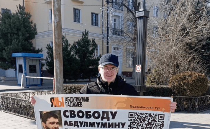 Магомед Магомедов на пикете в поддержку Гаджиева. Скриншот фото из Telegram-канала "Черновик" от 12.02.24, https://t.me/chernovik/67599 Магомед Магомедов на пикете в поддержку Гаджиева. Скриншот фото из Telegram-канала "Черновик" от 12.02.24, https://t.me/chernovik/67599