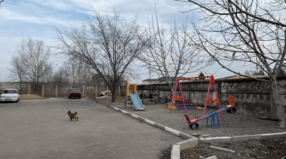 Двор дома в Тереке по улице Лермонтова, 94 Г. Фото предоставлено "Кавказскому узлу" жильцами дома. Двор дома в Тереке по улице Лермонтова, 94 Г. Фото предоставлено "Кавказскому узлу" жильцами дома.