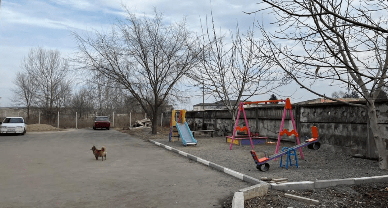 Двор дома в Тереке по улице Лермонтова, 94 Г. Фото предоставлено "Кавказскому узлу" жильцами дома. Двор дома в Тереке по улице Лермонтова, 94 Г. Фото предоставлено "Кавказскому узлу" жильцами дома.