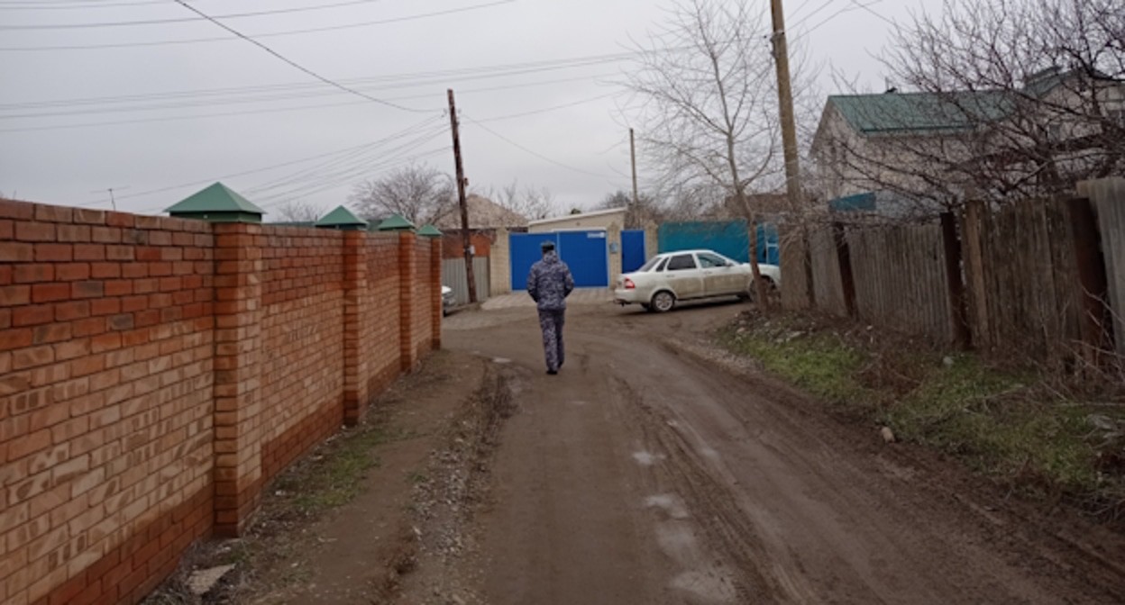 Сотрудник полиции недалеко от дома, где жил Сергей Данилов, фото корреспондента "Кавказского узла" Сотрудник полиции недалеко от дома, где жил Сергей Данилов, фото корреспондента "Кавказского узла"