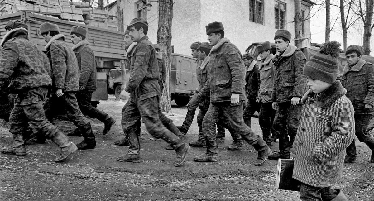 Азербайджанские солдаты во время войны, 1992—1993 годы. Фото: Ilgar Jafarov https://ru.wikipedia.org/ Азербайджанские солдаты во время войны, 1992—1993 годы. Фото: Ilgar Jafarov https://ru.wikipedia.org/
