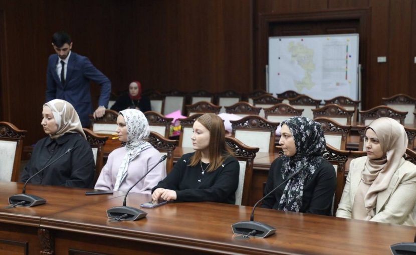Сотрудники благотворительных фондов и волонтеры на встрече в правительстве Ингушетии. Скриншот фото из Telegram-канала правительства от 14.02, https://t.me/pravitelstvori/8855 Сотрудники благотворительных фондов и волонтеры на встрече в правительстве Ингушетии. Скриншот фото из Telegram-канала правительства от 14.02, https://t.me/pravitelstvori/8855