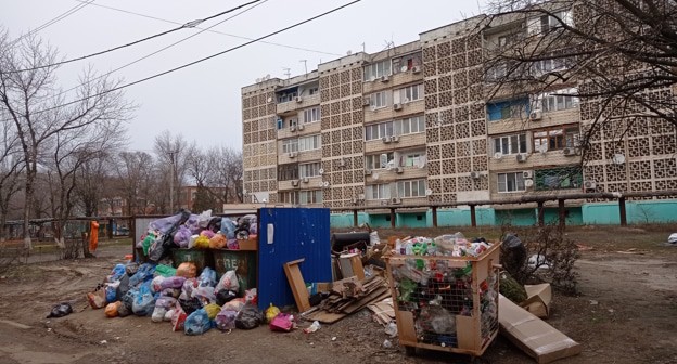 Контейнерная площадка в Элисте, фото корреспондента "Кавказского узла". Контейнерная площадка в Элисте, фото корреспондента "Кавказского узла".