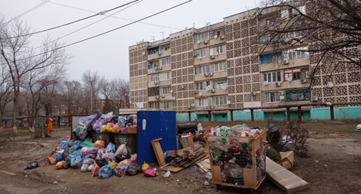 Контейнерная площадка в Элисте, фото корреспондента "Кавказского узла". Контейнерная площадка в Элисте, фото корреспондента "Кавказского узла".