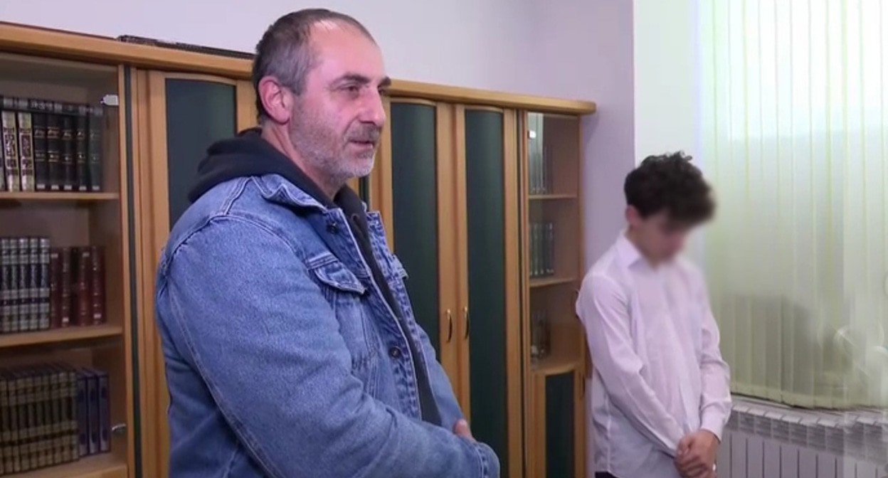 Духовное управление мусульман Кабардино-Балкарии опубликовало в интернете лицо подростка, снявшего ролик с уничижительными высказываниями о Коране. Скриншот видео Instagram-паблике goloskbr. принадлежит компании Meta деятельность которой запрещена в России Духовное управление мусульман Кабардино-Балкарии опубликовало в интернете лицо подростка, снявшего ролик с уничижительными высказываниями о Коране. Скриншот видео Instagram-паблике goloskbr. принадлежит компании Meta деятельность которой запрещена в России