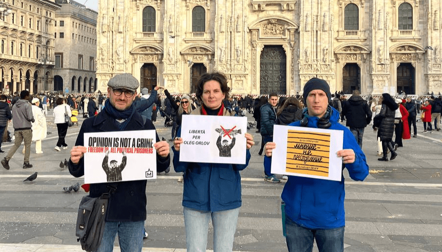 Участники акции в поддержку Олега Орлова (признан иноагентом) в Милане 15.02.24, https://activatica.org/content/8f21d44d-bdda-48d7-8daf-92d96c5ebd2c/akcii-v-podderzhku-olega-orlova-v-italii-i-portugalii
Участники акции в поддержку Олега Орлова (признан иноагентом) в Милане 15.02.24, https://activatica.org/content/8f21d44d-bdda-48d7-8daf-92d96c5ebd2c/akcii-v-podderzhku-olega-orlova-v-italii-i-portugalii