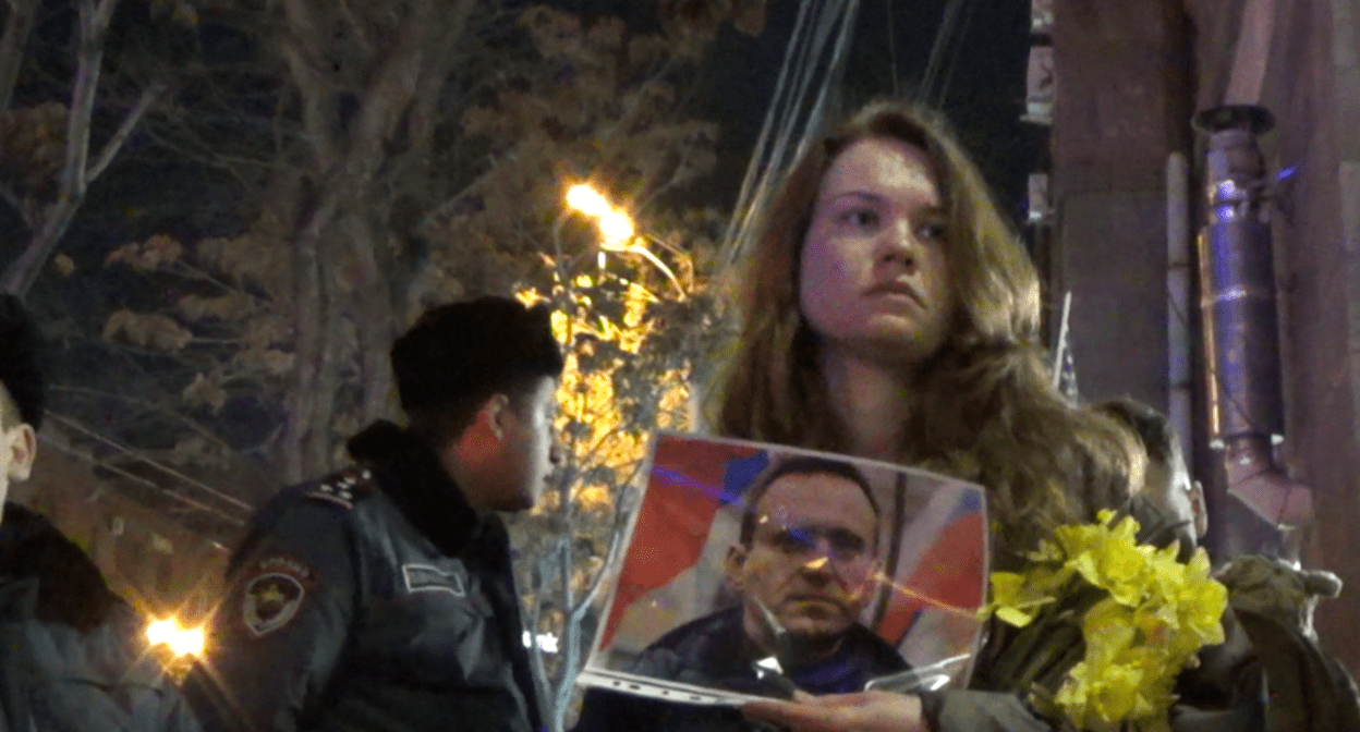 Участница акции в Ереване. Фото Армине Мартиросян для "Кавказского узла". Участница акции в Ереване. Фото Армине Мартиросян для "Кавказского узла".