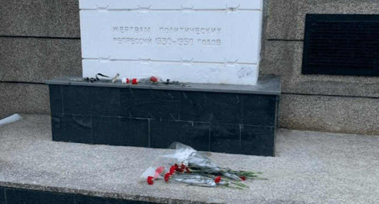 Цветы у памятника жертвам политических репрессий в Ставрополе. Фото предоставлено "Кавказскому узлу" Виталием Зубенко. Цветы у памятника жертвам политических репрессий в Ставрополе. Фото предоставлено "Кавказскому узлу" Виталием Зубенко.