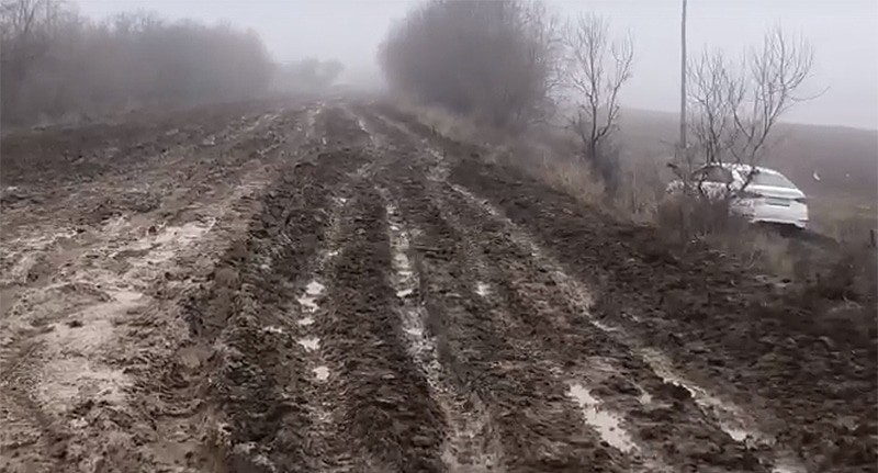 Дорога в поселок Камардан. Кадр из видео https://vk.com/wall-124380975_413063 Дорога в поселок Камардан. Кадр из видео https://vk.com/wall-124380975_413063