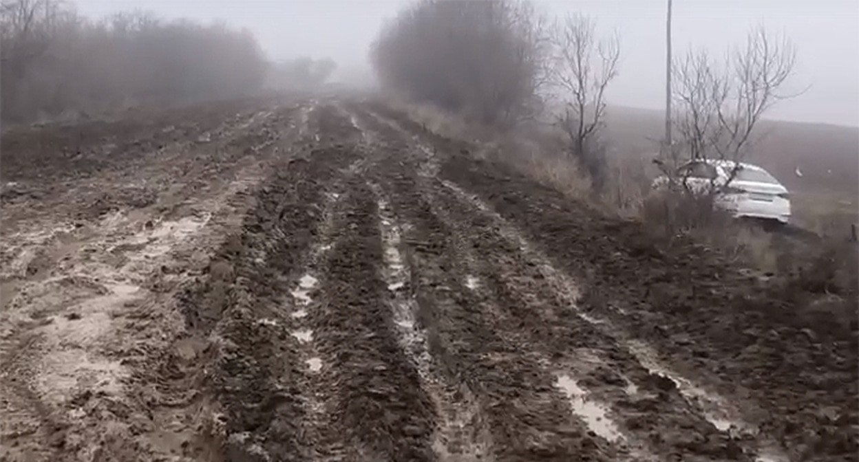 Дорога в поселок Камардан. Кадр из видео https://vk.com/wall-124380975_413063 Дорога в поселок Камардан. Кадр из видео https://vk.com/wall-124380975_413063