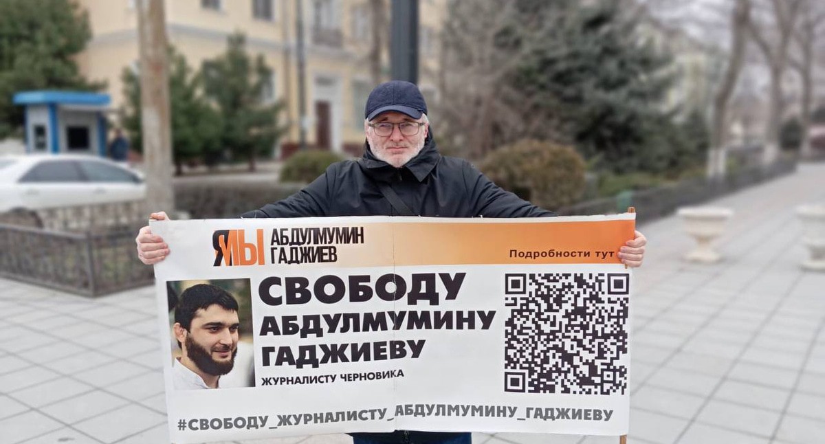 Магомед Магомедов на одиночном пикете в Махачкале. 19 февраля 2024 г. Фото Телеграм-канал "Черновик" Магомед Магомедов на одиночном пикете в Махачкале. 19 февраля 2024 г. Фото Телеграм-канал "Черновик"