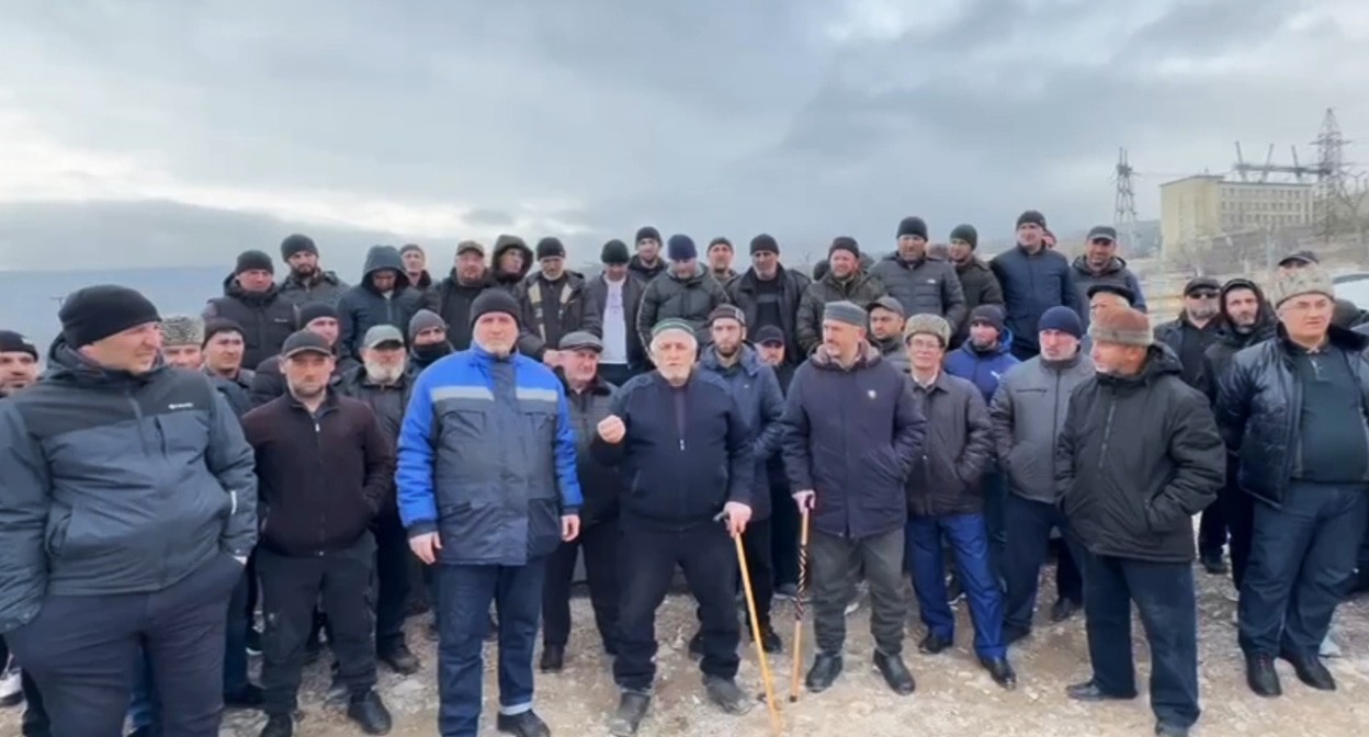Жители Чиркея пожаловались Меликову на длительное отсутствие воды. Cкриншот видео https://t.me/golosdagestana05/11210 Жители Чиркея пожаловались Меликову на длительное отсутствие воды. Cкриншот видео https://t.me/golosdagestana05/11210
