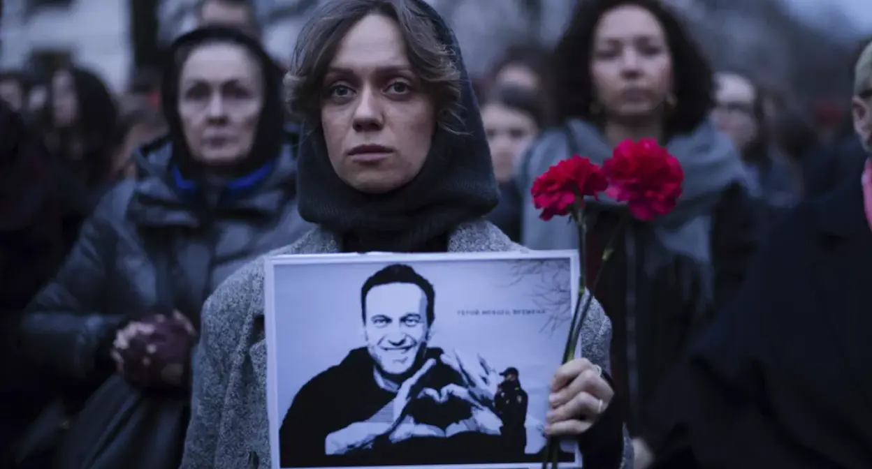 Участники акции памяти Навального. Скриншот видео https://ru.euronews.com/video/2024/02/17/navalny-reax-update Участники акции памяти Навального. Скриншот видео https://ru.euronews.com/video/2024/02/17/navalny-reax-update