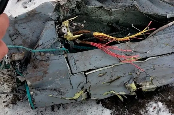 Неустановленное устройство, упавшее в Еланском районе. Фото: elan_driver / VK Неустановленное устройство, упавшее в Еланском районе. Фото: elan_driver / VK