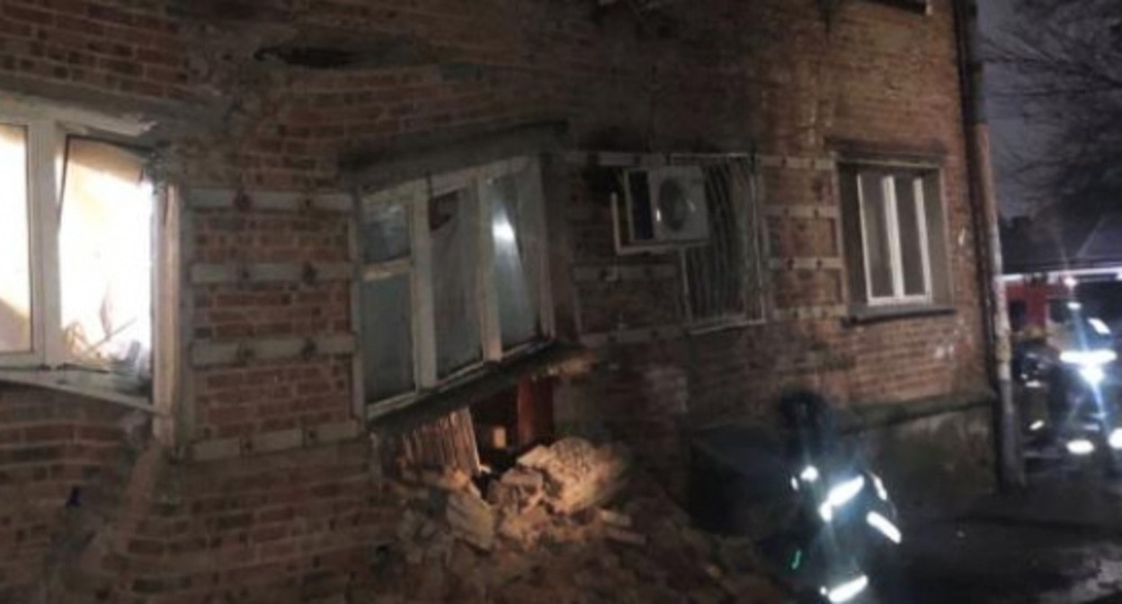 В доме обрушилась часть стены. Ростов-на-Дону. Фото: МЧС по РО В доме обрушилась часть стены. Ростов-на-Дону. Фото: МЧС по РО