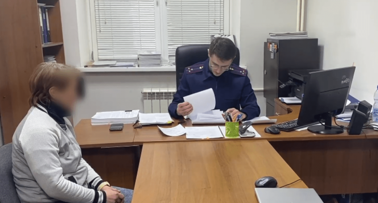 Обвиняемая в кабинете следователя. Скриншот видео из Telegram-канала управления СКР по Северной Осетии, https://t.me/su_skr15/1250 Обвиняемая в кабинете следователя. Скриншот видео из Telegram-канала управления СКР по Северной Осетии, https://t.me/su_skr15/1250